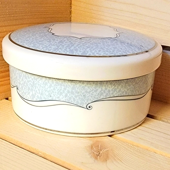 🪺 Wedgewood Venice Covered Trinket Dish - Picture 6 of 6